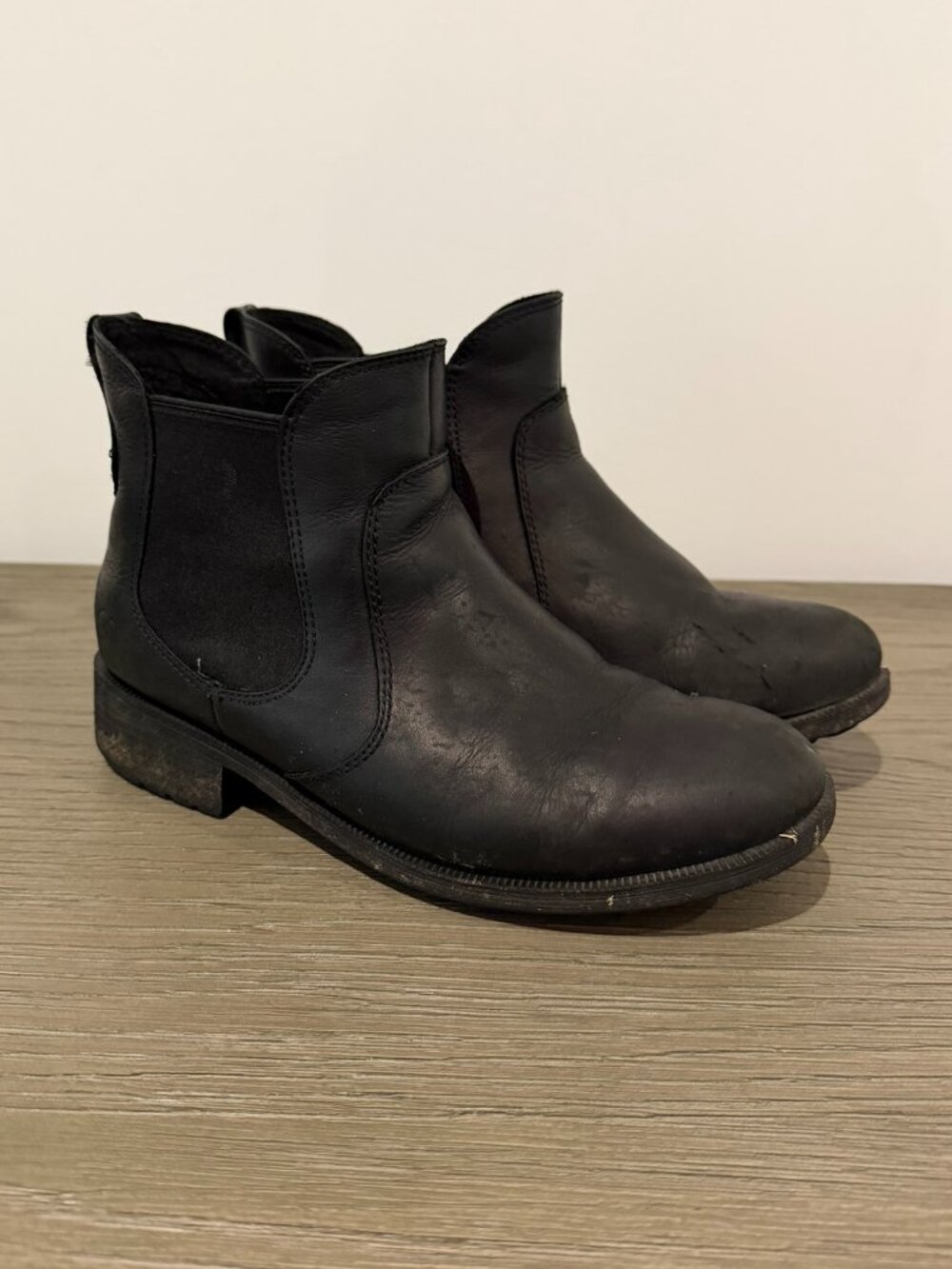 UGG AUSTRALIA Women's Black Leather Boots - Size 8.5